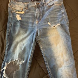 Hollister High Rise supper skinny ripped jeans